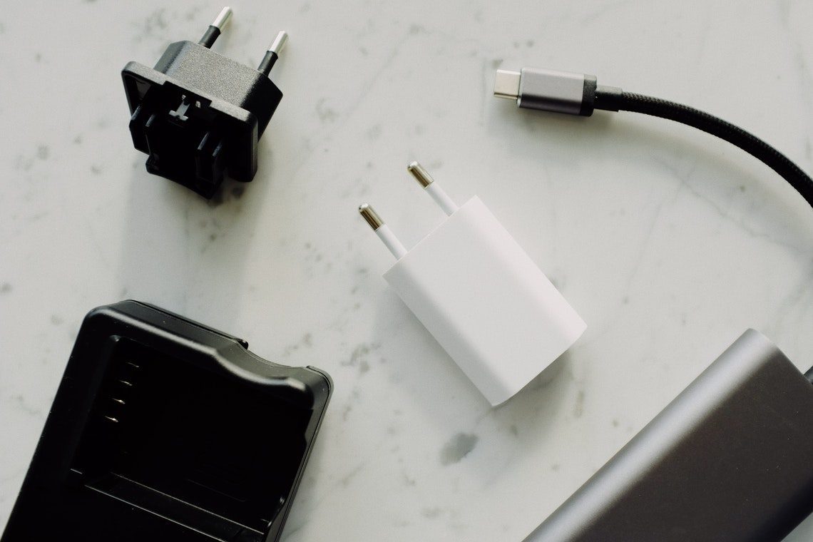 V EU od sredine leta 2024 enoten polnilnik elektronskih naprav