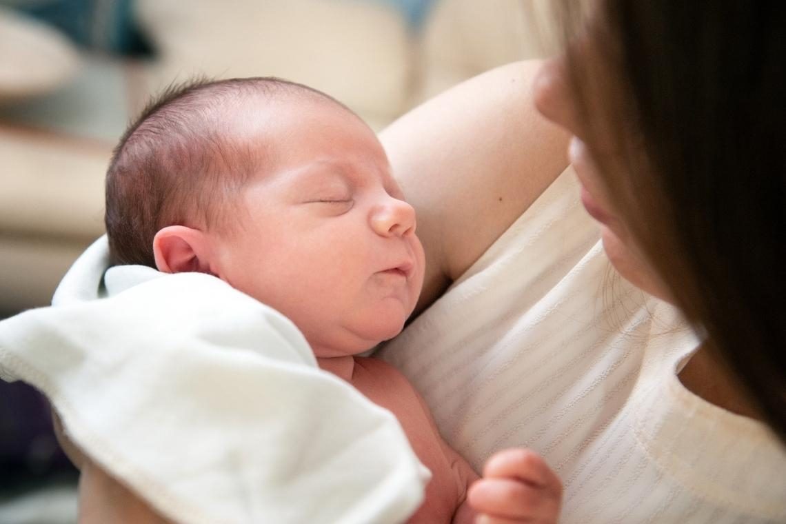 V lanskem letu največ očetov priznalo očetovstvo pred rojstvom otroka