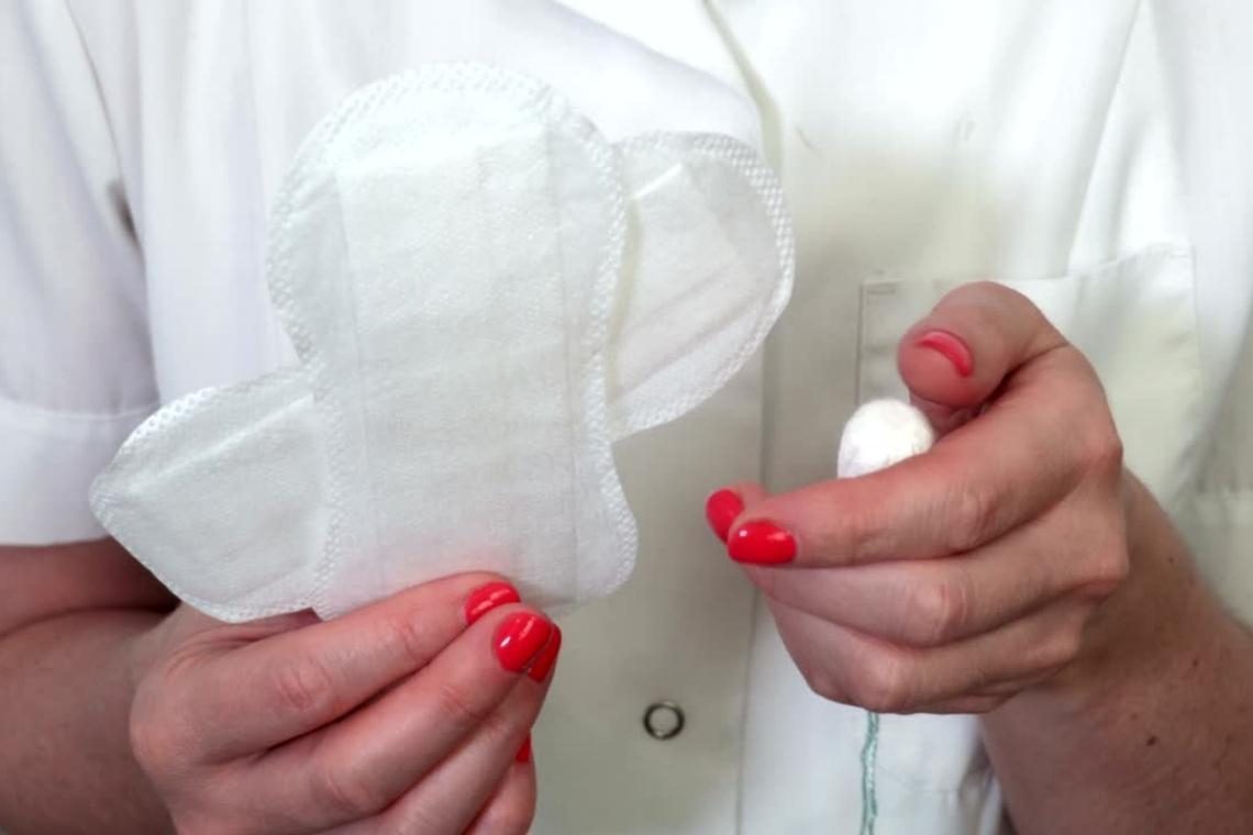 Poziv vladi k zagotovitvi brezplačnih menstrualnih pripomočkov v nekaterih javnih objektih