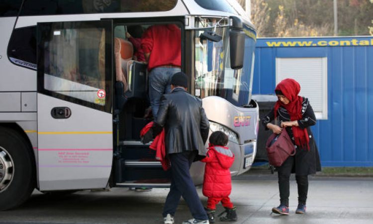 V dveh avtodomih prevažali skupno 46 tujcev, ki so nezakonito vstopili v državo