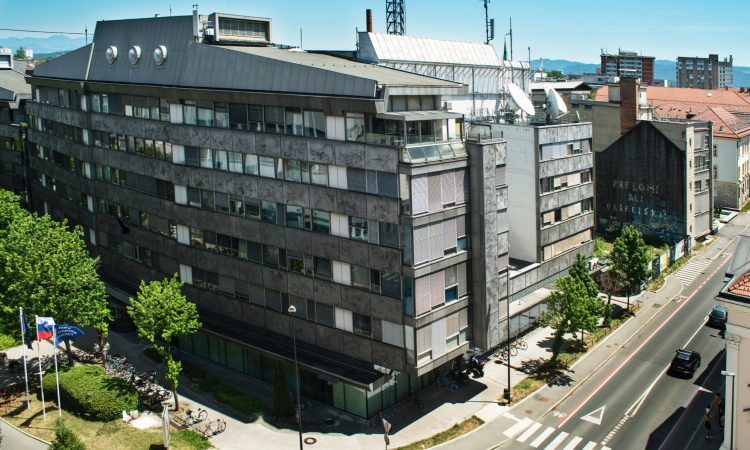 Koordinacija novinarskih sindikatov RTVS za umik opozoril pred odpovedjo zaposlitve