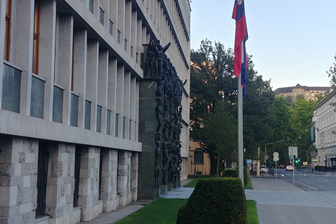 DZ sprejel novelo zakona o sistemu plač v javnem sektorju