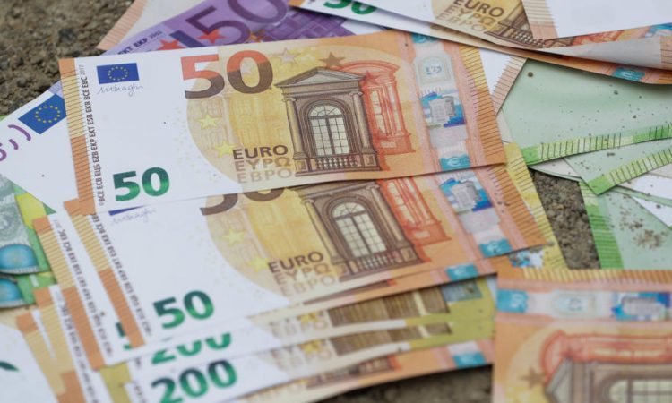 Inflacija v območju evra oktobra pri rekordnih 10,7 odstotka