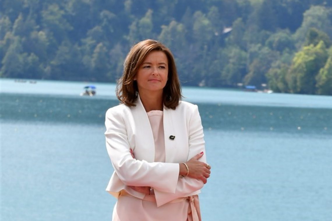 Fajon: Slovenija bo sodelovala v misiji urjenja ukrajinskih vojakov