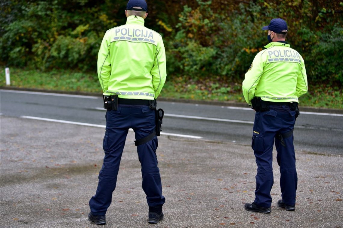 Policija zbira informacije o moških, ki sta pred šolo v Slovenj Gradcu nagovorila učenca