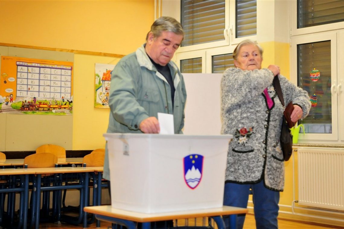 Odprla so se volišča za referendumsko odločanje
