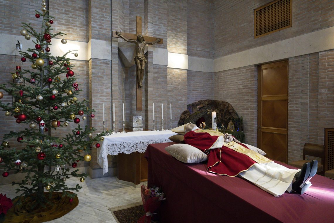 Verniki se bodo od danes lahko poslovili od Benedikta XVI.