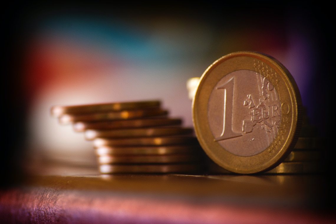 Združenje bank: Dvig minimalne plače bo poslabšal kreditno sposobnost prebivalstva