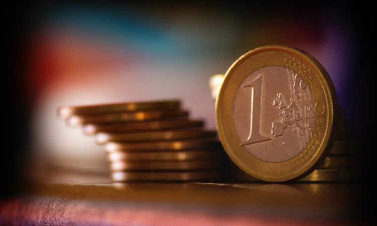 Združenje bank: Dvig minimalne plače bo poslabšal kreditno sposobnost prebivalstva