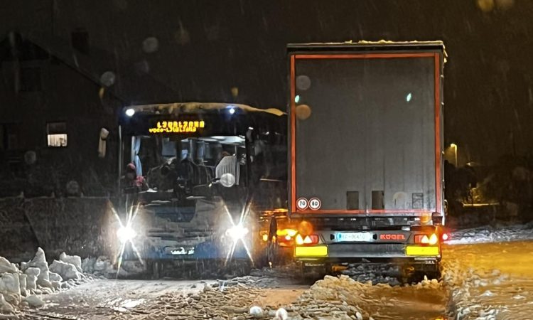 Obilno sneženje ponekod povzročilo snegolom in izpade elektrike