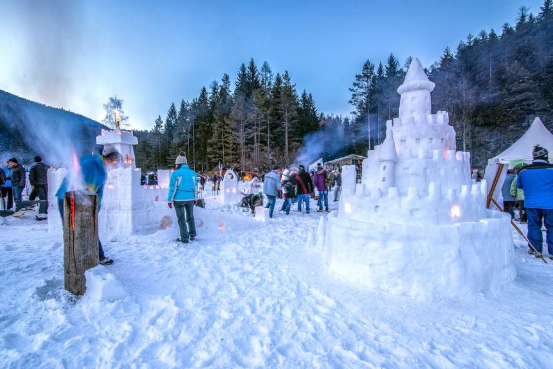 Gradnja snežnih gradov pomemben turistični produkt Črne, v turizmu tam dodatne naložbe