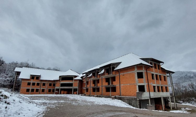 Država naj bi nadaljevala projekt dokončanja doma starejših v Osilnici