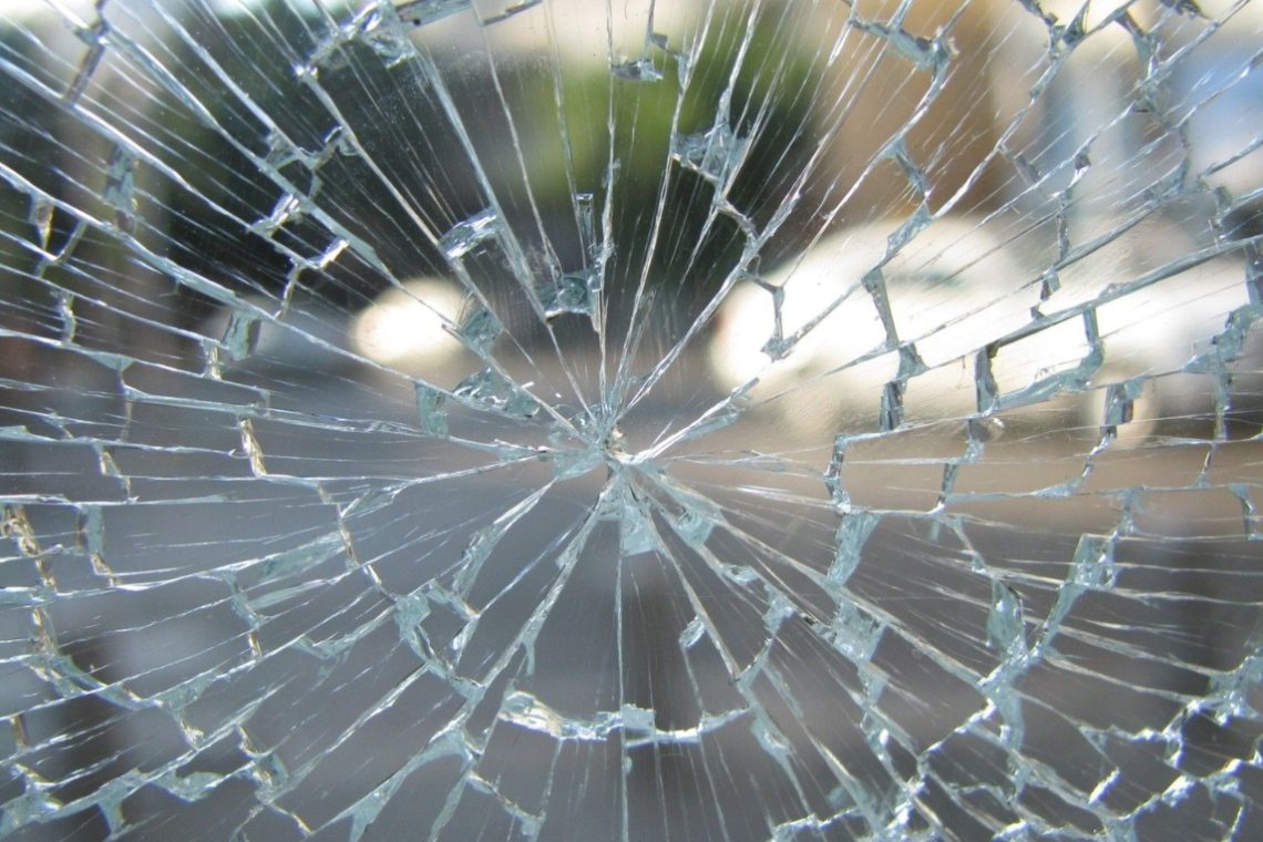 V Mariboru moški razbil šipo na avtobusu in lažje poškodoval voznika