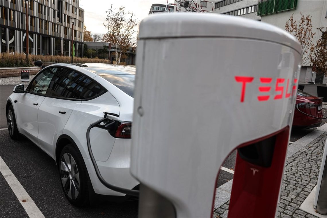 Tesla zaradi varnostnih težav s programsko opremo v vpoklic 363.000 avtomobilov