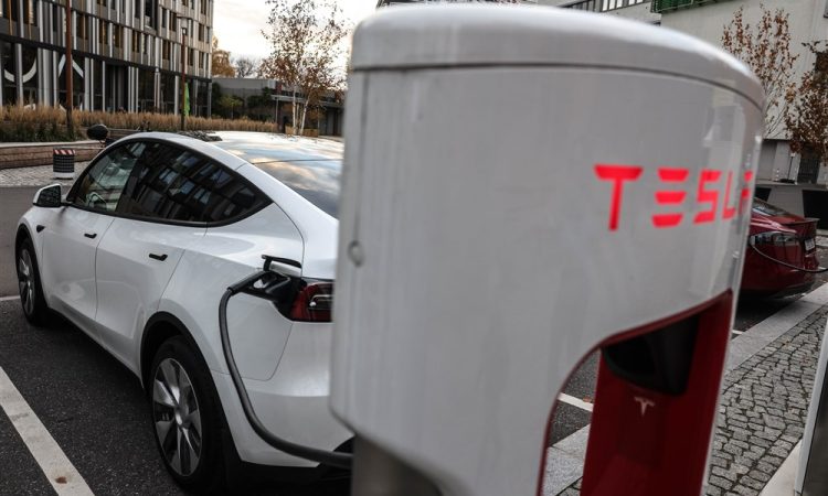 Tesla zaradi varnostnih težav s programsko opremo v vpoklic 363.000 avtomobilov