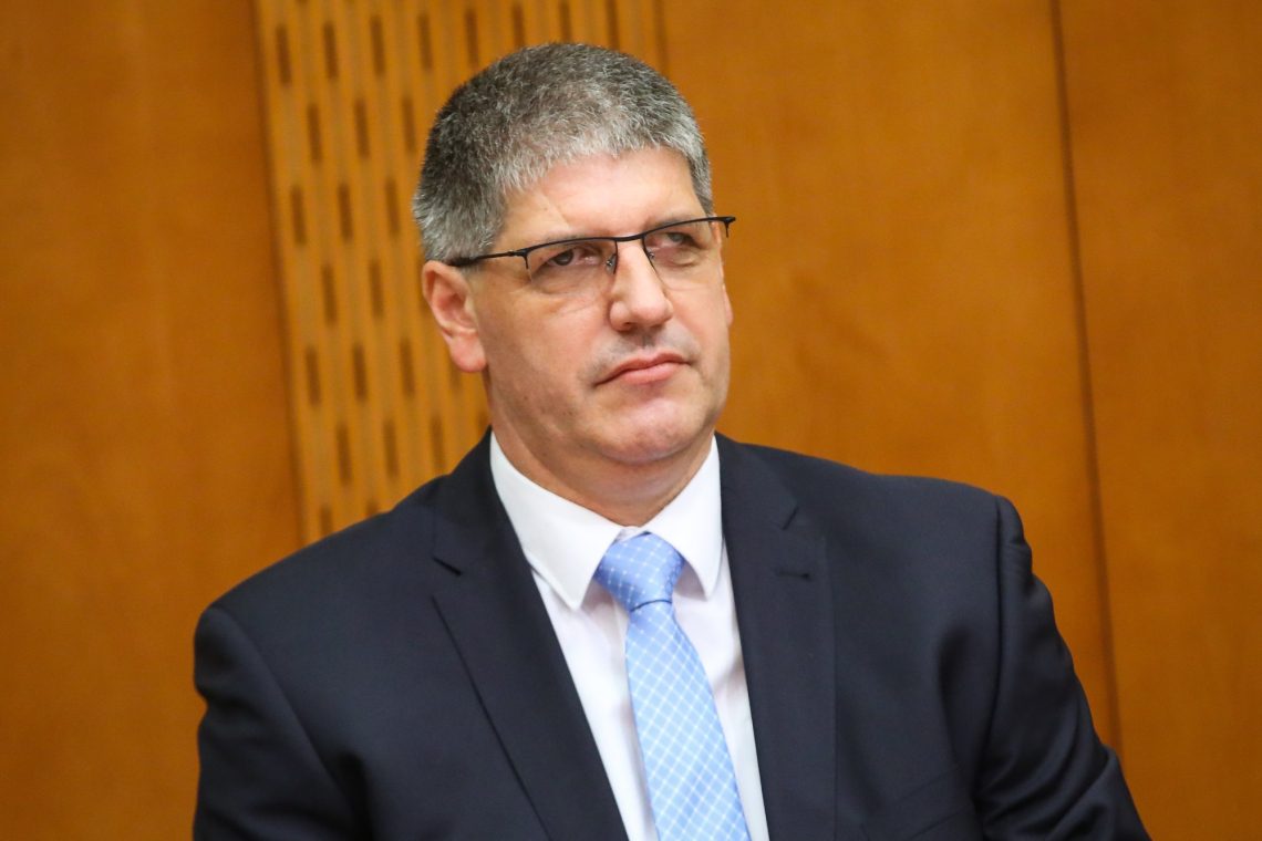 Poslanci bodo odločali o notranjem ministru Poklukarju