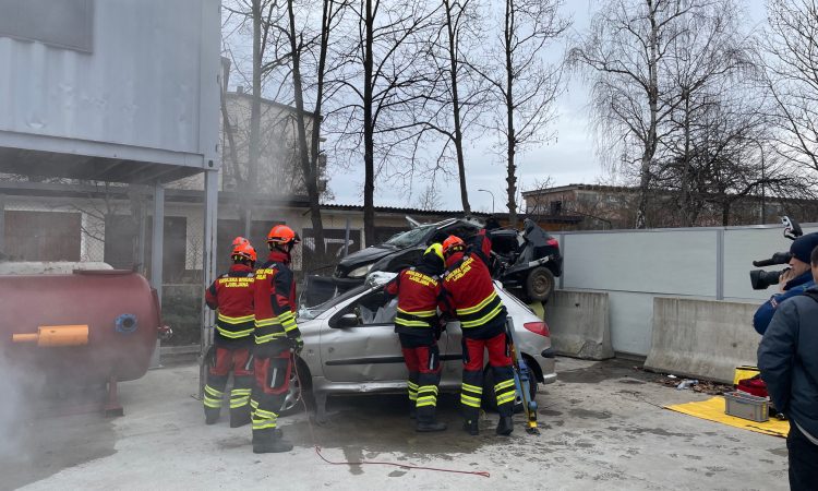 Ponoči v Ljubljani zagorelo osem vozil