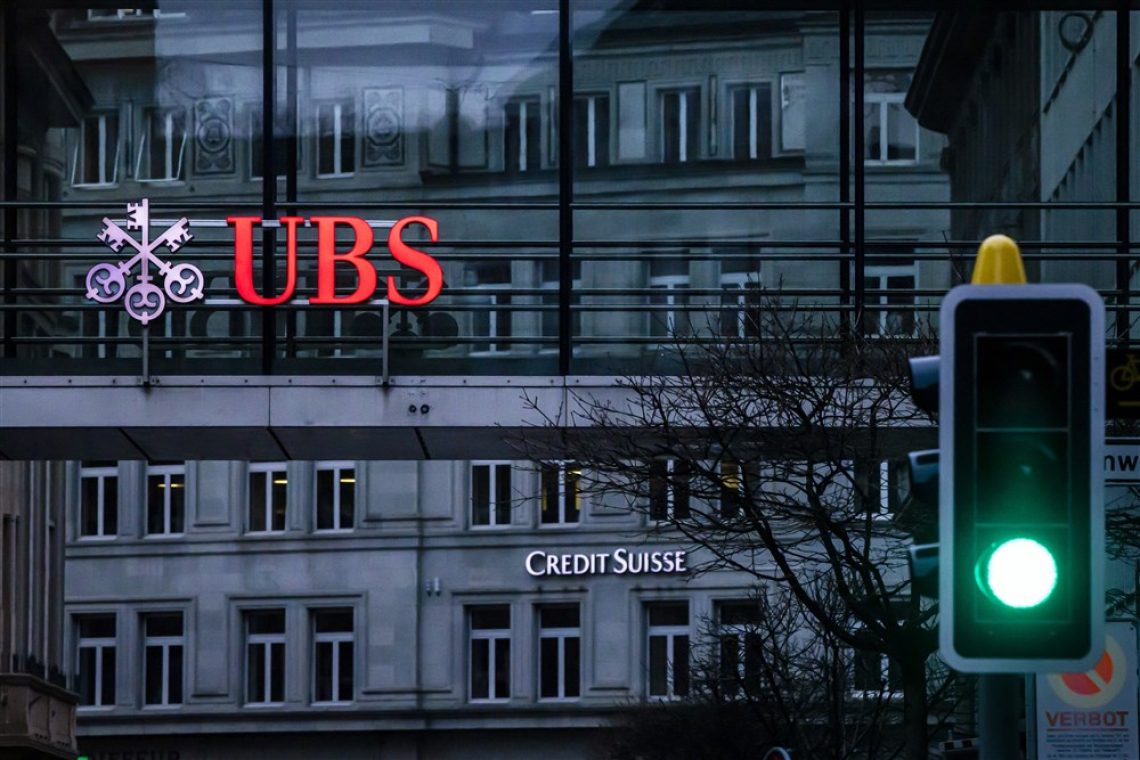 Pristojni po napovedanem prevzemu Credit Suisse mirijo trg