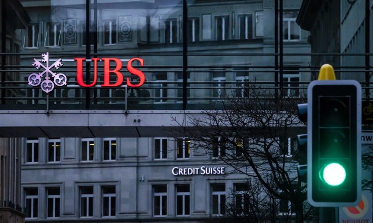 Pristojni po napovedanem prevzemu Credit Suisse mirijo trg