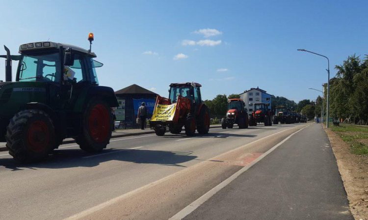 Kmetje v pripravah na petkov opozorilni protest po več krajih po Sloveniji