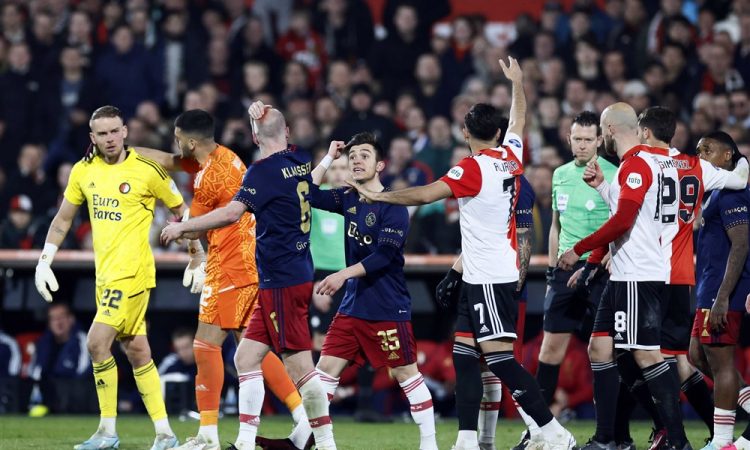 Nizozemski pokalni derbi kar dvakrat prekinjen
