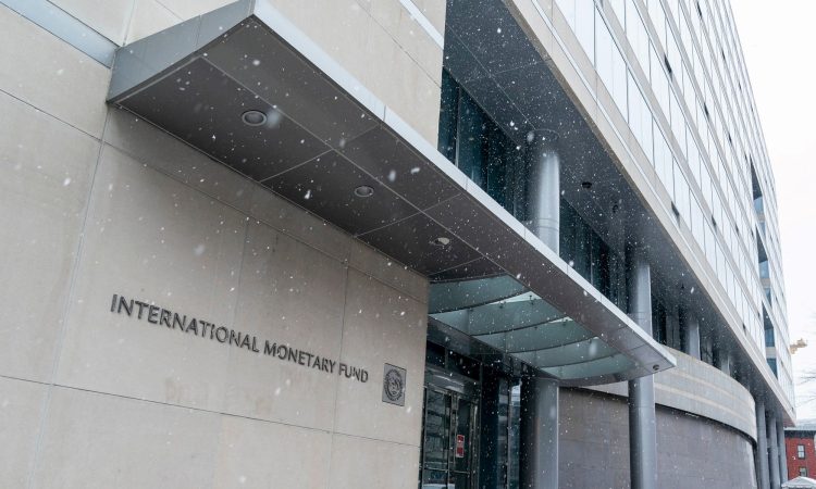 Znane bodo najnovejše gospodarske napovedi IMF