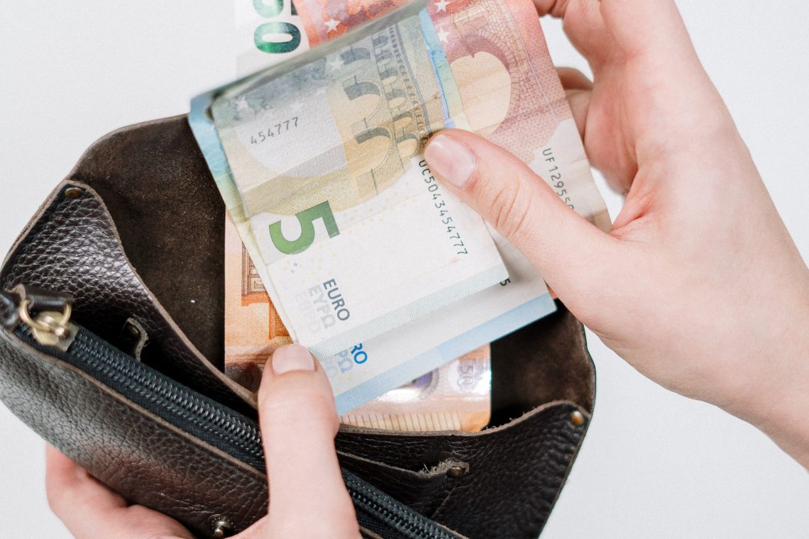 Februarja povprečna plača za desetino višja kot pred letom