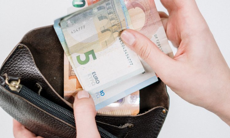 Februarja povprečna plača za desetino višja kot pred letom