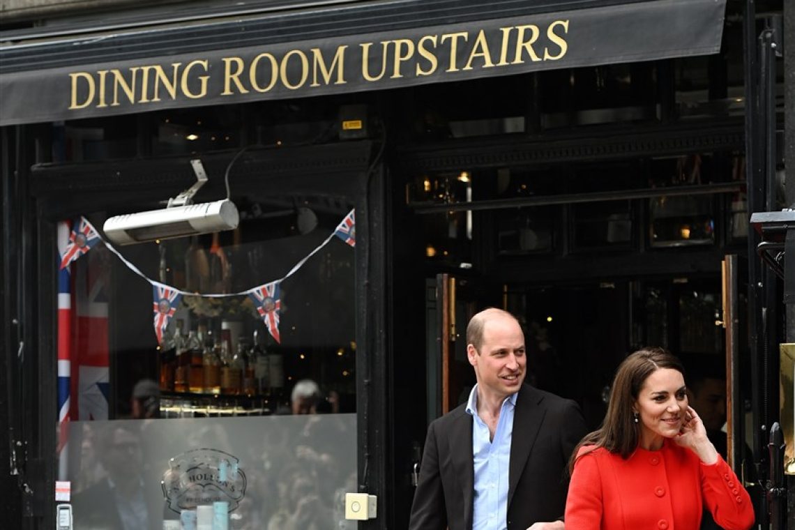 William in Kate pred kronanjem novega kralja še v pub 