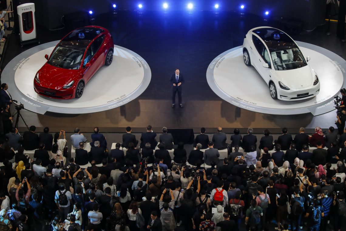 Tesla z nižjimi cenami in večjo prodajo povečal četrtletni dobiček