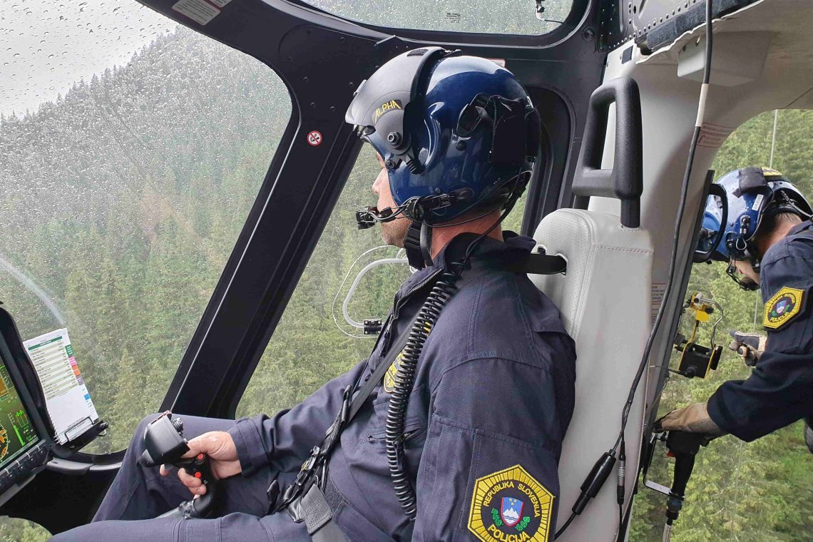 Na območju Krnskih jezer otroka reševali s helikopterjem