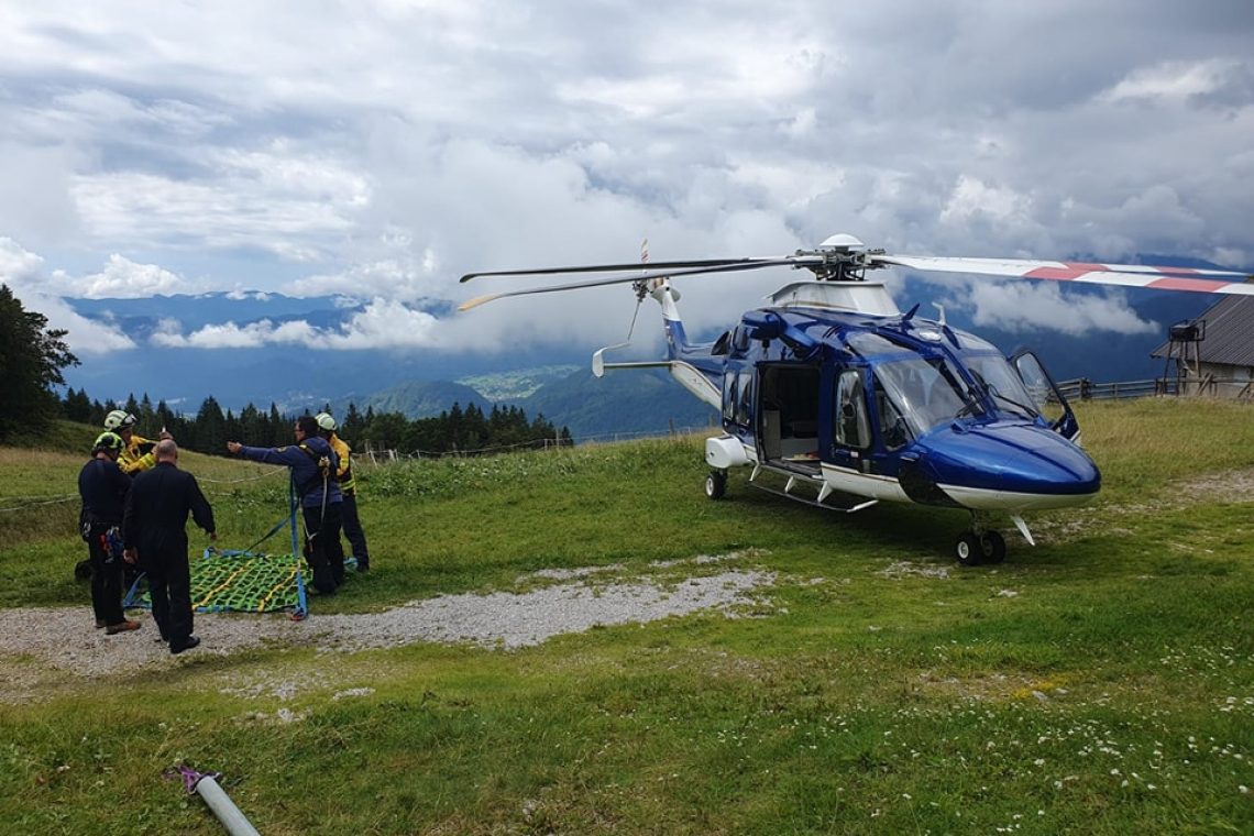 Policijski helikopter dostavlja tudi sode nafte in rešuje živali 