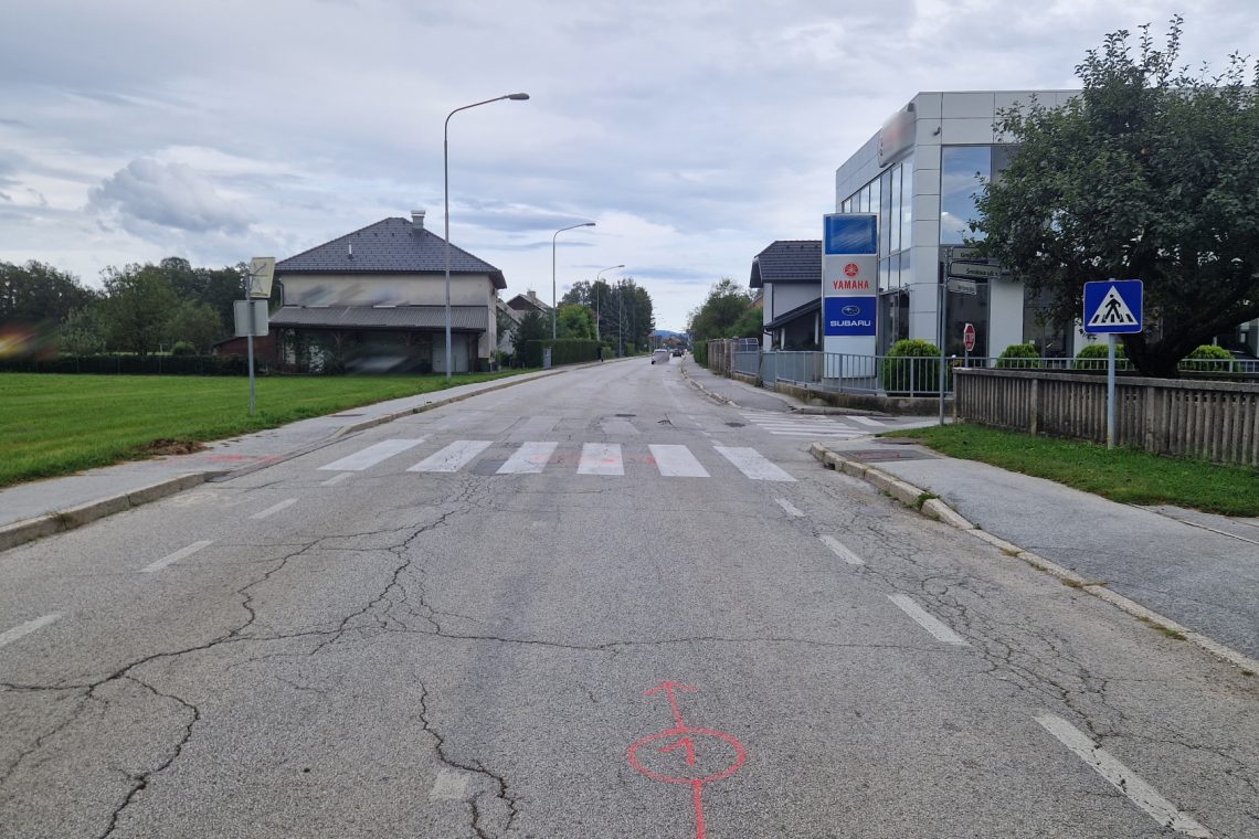 Kranjski policisti iščejo voznika rdečega avtomobila