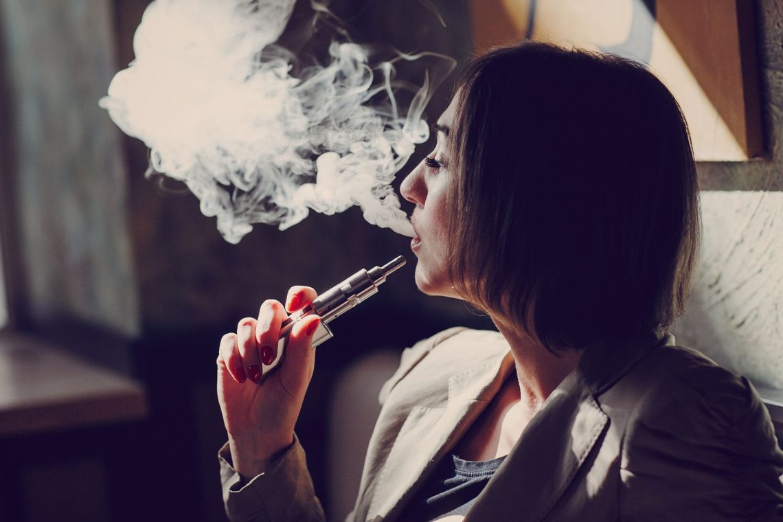NIJZ: Elektronske cigarete in ogrevani tobačni izdelki ogrožajo naše okolje
