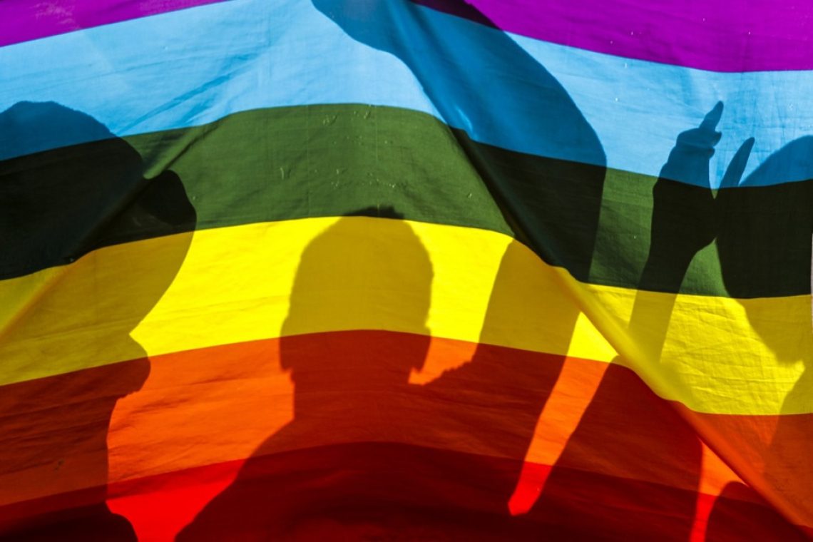 Erdogana zmotile mavrične barve na sedežu ZN