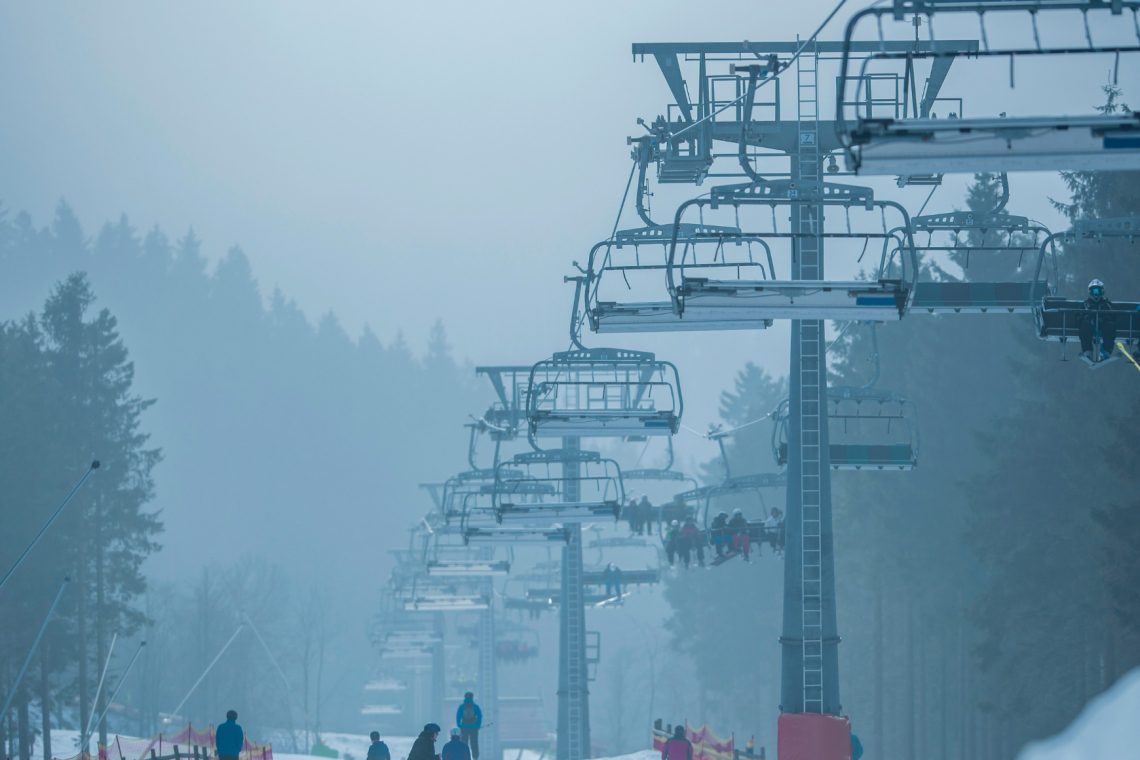 Na smučišču Golte postavljajo novi štirisedežnici