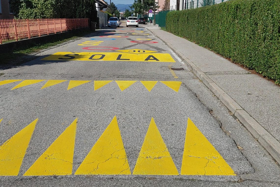 Pred osnovno šolo Toneta Čufarja v Mariboru je za starše otrok vzpostavljena dostavna niša »kiss &amp; dropp«
