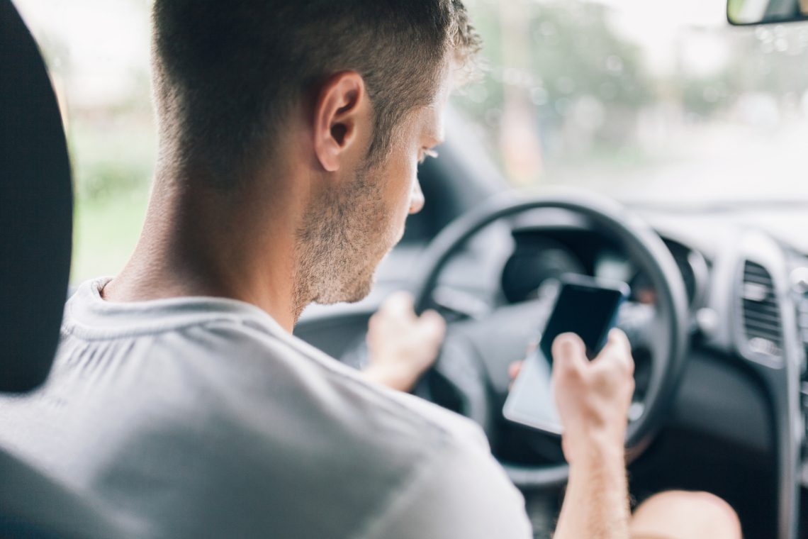Pozornost voznikov od vožnje odvračajo mobiteli, radio in klimatska naprava