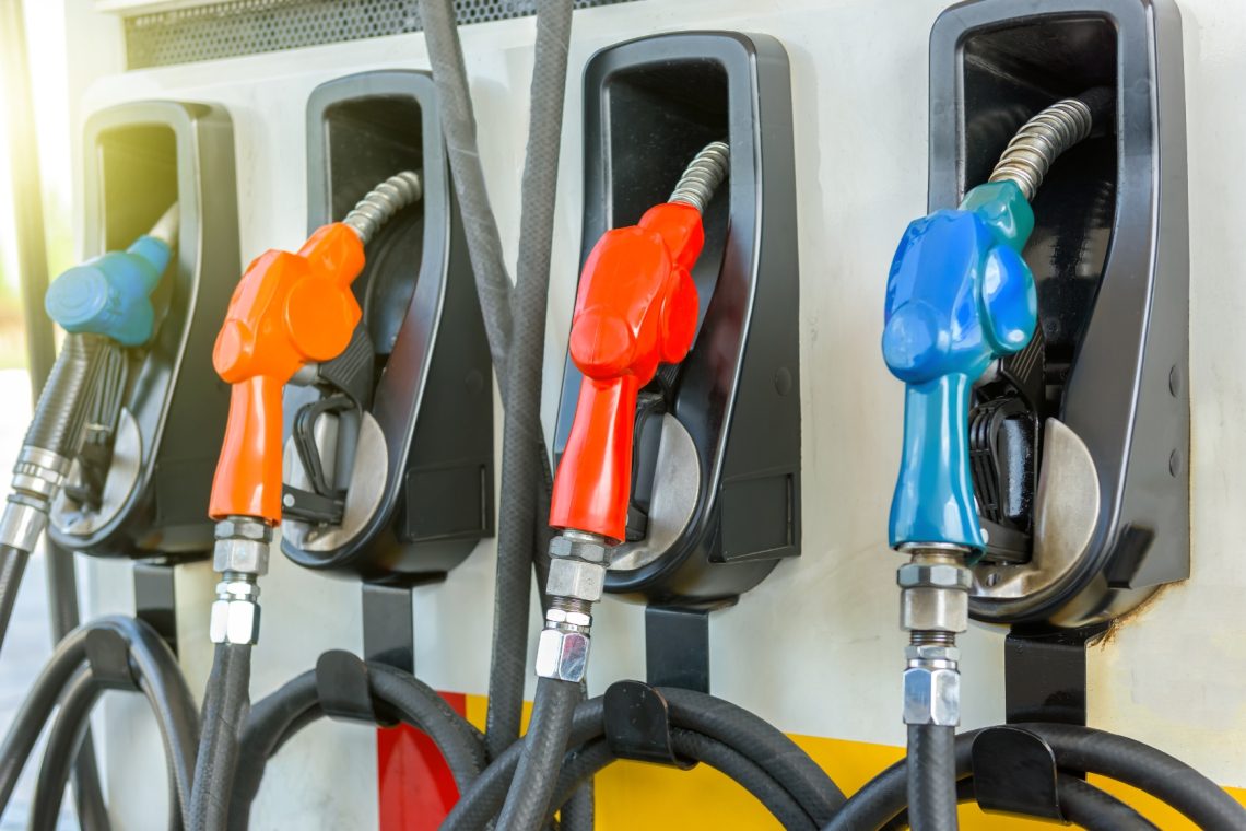 Cene reguliranih pogonskih goriv s torkom kljub višjim trošarinam navzdol