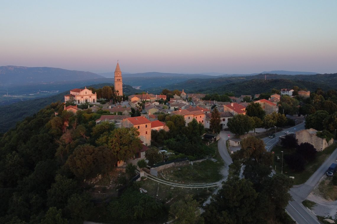 Občina v hrvaški Istri od države zahteva več deset bagrov za rušenje črnih gradenj 