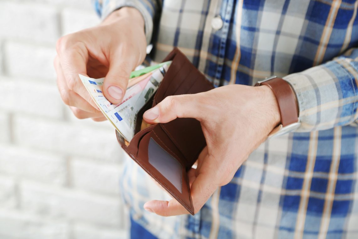 Za plače v javnem sektorju lani zaradi covidnih dodatkov manj kot leto prej