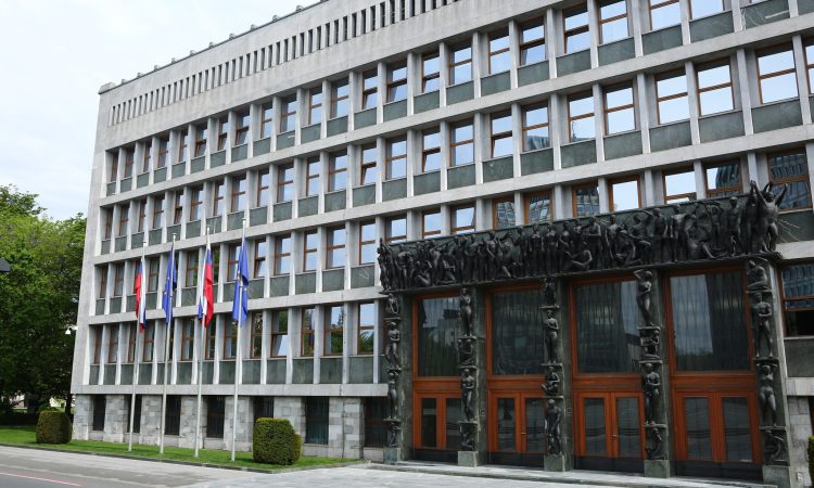 Kandidatu za ministra za javno upravo Francu Propsu zelena luč pristojnega parlamentarnega odbora