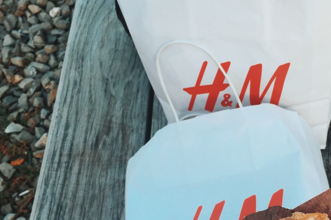 H&amp;M umaknil sporni oglas za otroška oblačila