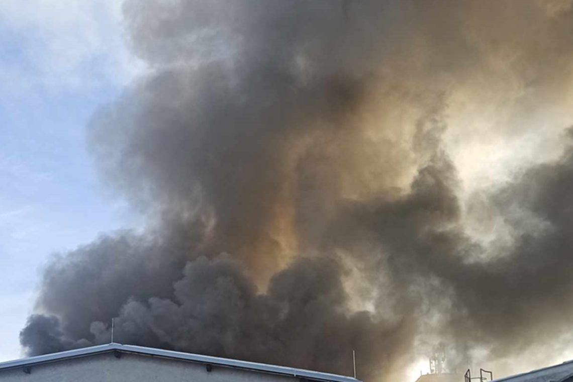V škofjeloški industrijski coni še vedno gasijo posamezna žarišča