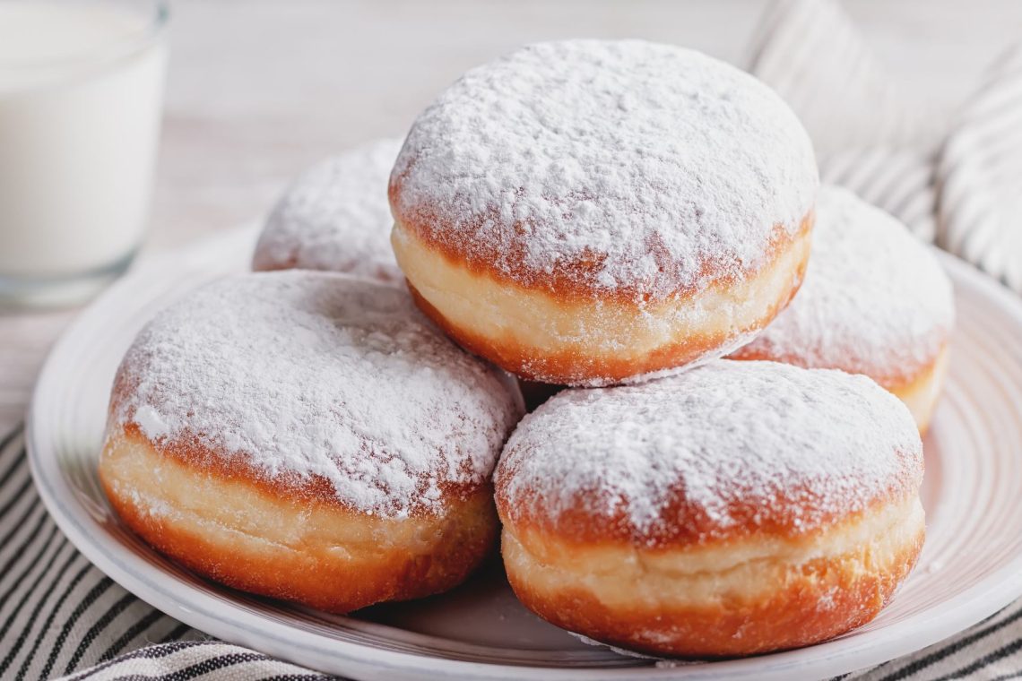 Na debeli četrtek se morajo v skladu z dediščino mize šibiti pod krofi in kračami