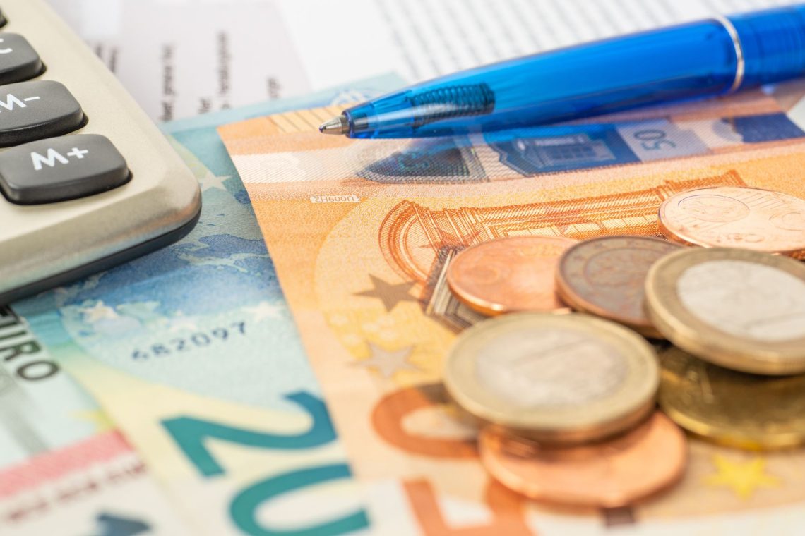 Povprečna vrednost košarice plačilnih storitev bank lani malenkost nižja