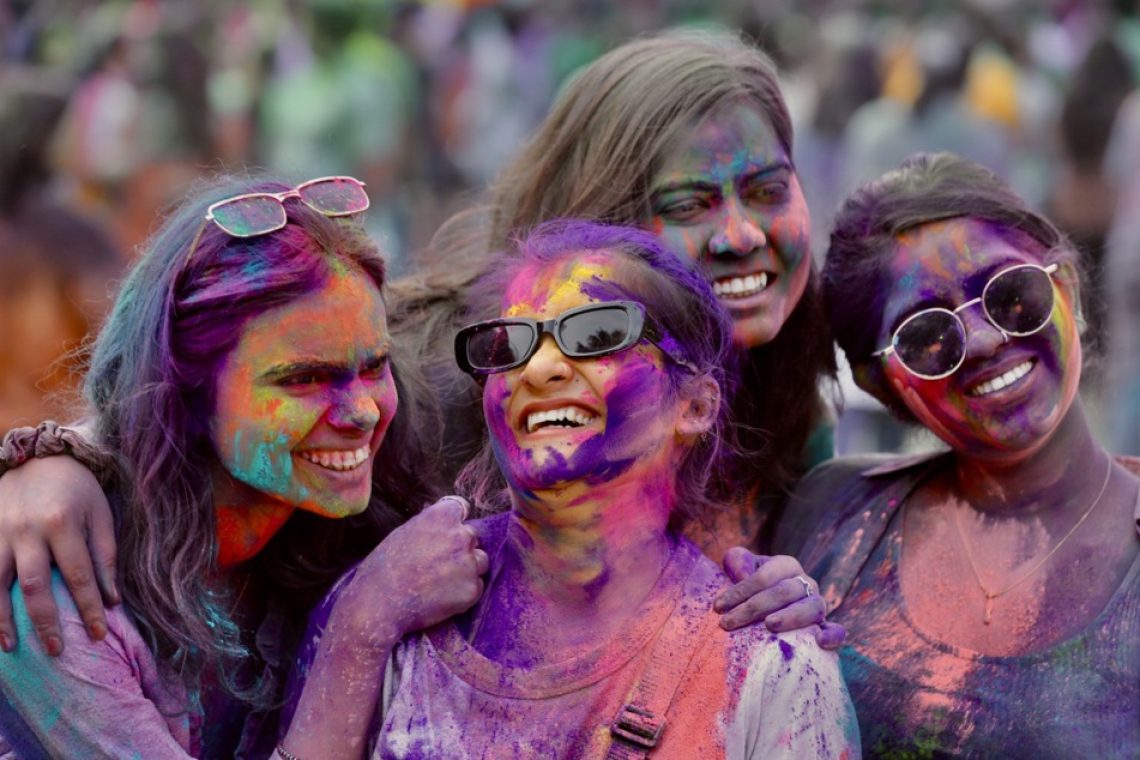 V Indiji množična praznovanja na praznik barv holi