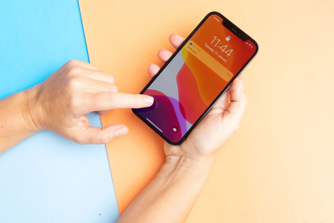 Najnovejši operacijski sistem za iPhone tudi v slovenščini