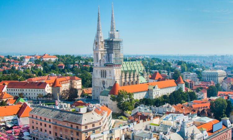 V Zagrebu gol moški s sekiro uničeval avtomobile