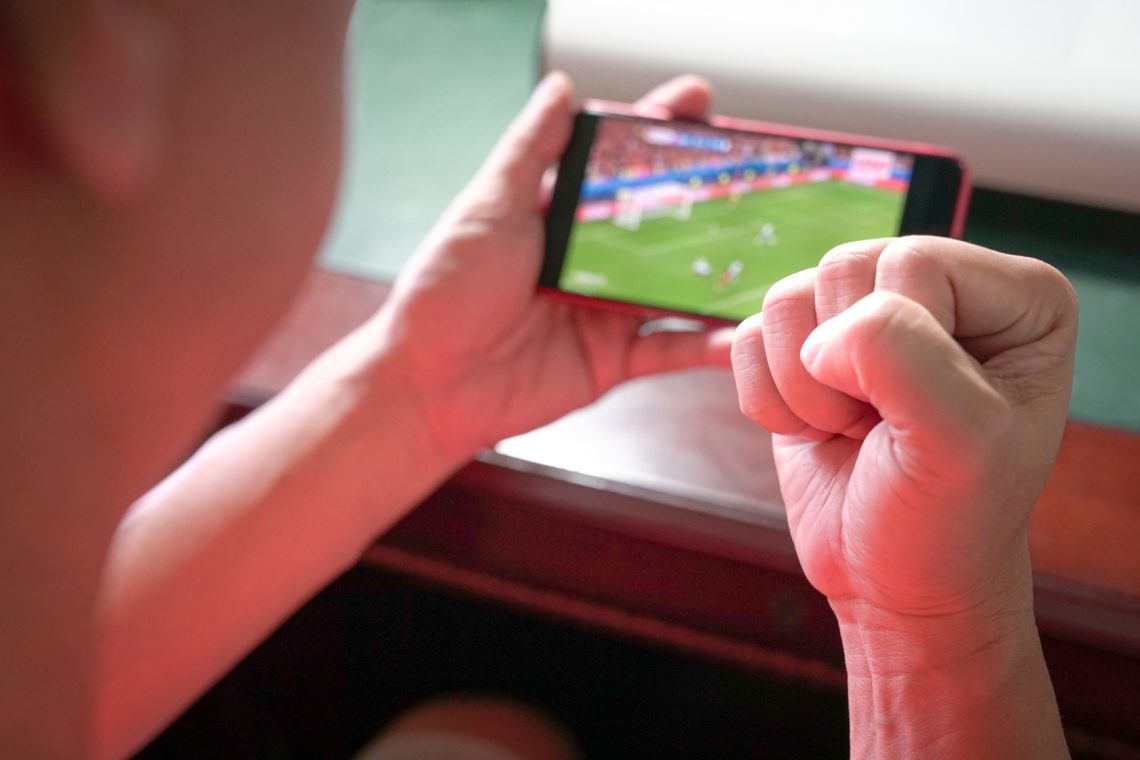 Akos pred počitnicami spomnil na pravila mobilnega gostovanja v tujini